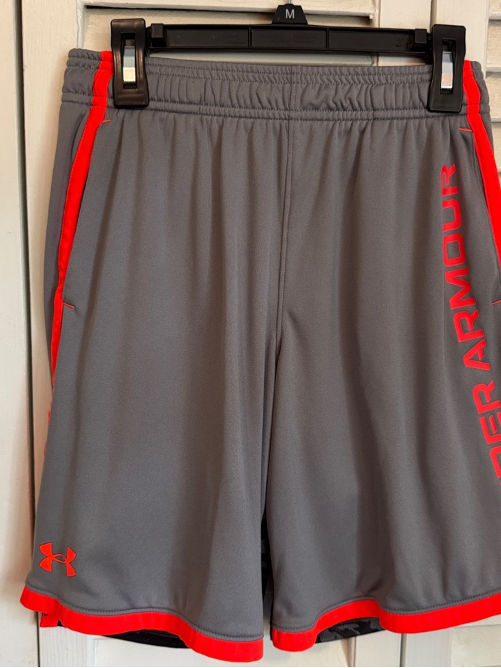 Under Armour YOUTH BOYS Gray & Red Training Shorts MEDIUM